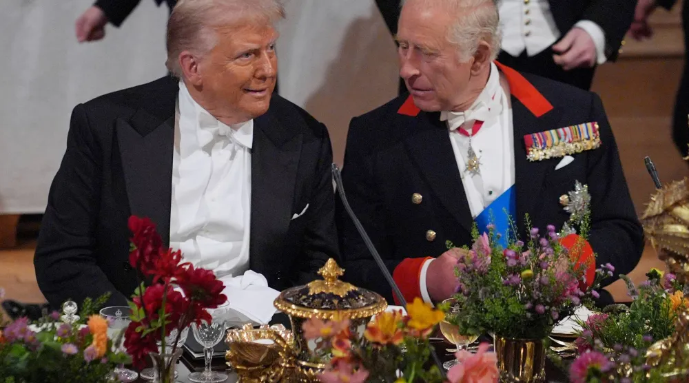 الملك البريطاني تشارلز (يمين) والرئيس الأميركي دونالد ترمب يتحدثان في مأدبة رسمية بقلعة وندسور (أ.ب)