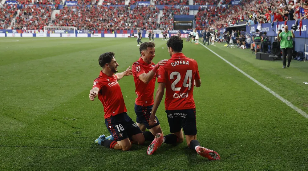 فرحة لاعبي أوساسونا بالفوز على إشبيلية (إ.ب.أ)