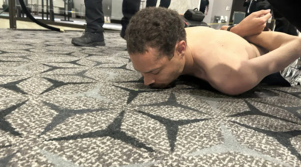 كول توماس ألين قيد الاحتجاز بعد محاولته دخول قاعة الحفل حاملًا أسلحة نارية وسكاكين خلال عشاء مراسلي البيت الأبيض (د.ب.أ)