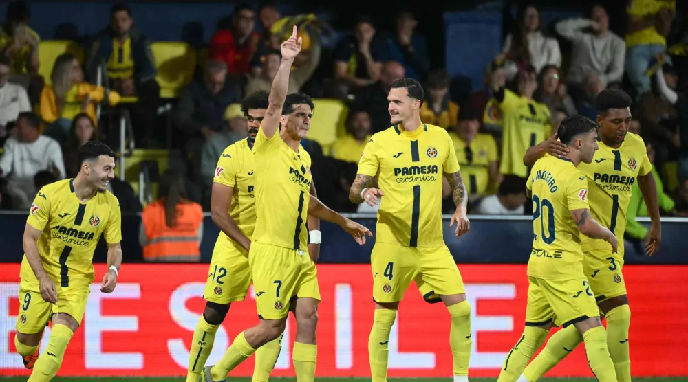 فرحة لاعبي فياريال بالهدف الثاني (أ.ف.ب)