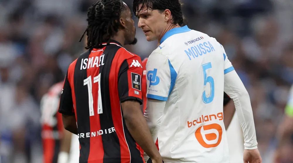 صدام بين لاعب نيس إيلي واهي وليوناردو باليردي من مرسيليا (رويترز)