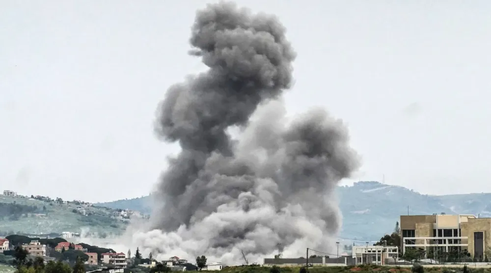 Güney Lübnan'daki Nabatiye el-Fevka'yı hedef alan İsrail hava saldırıları sonucu dumanlar yükseliyor (AFP)