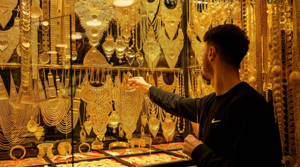 أساور وقلائد ذهبية معروضة للبيع في متجر للذهب في البازار الكبير بإسطنبول (أ.ف.ب)