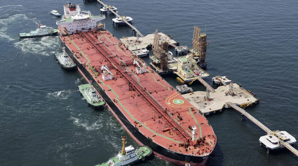 ناقلة نفط أميركية محملة بالنفط الخام تصل إلى ميناء تشيبا داخل خليج طوكيو (رويترز)