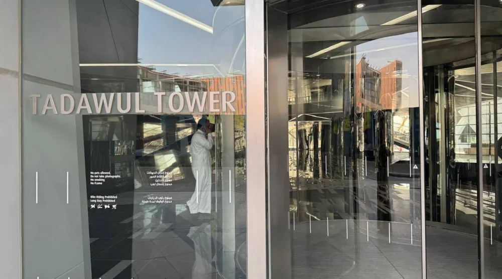 مدخل برج مجموعة «تداول السعودية» في المركز المالي بالعاصمة الرياض (الشرق الأوسط)