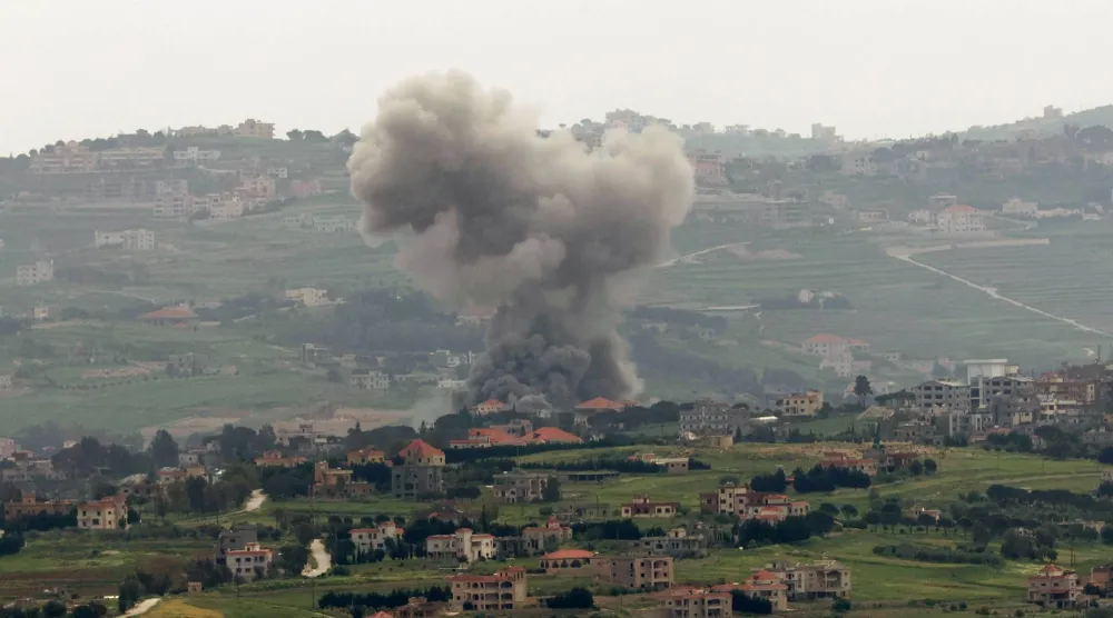تصاعد الدخان جرَّاء غارات إسرائيلية على جنوب لبنان (إ.ب.أ)