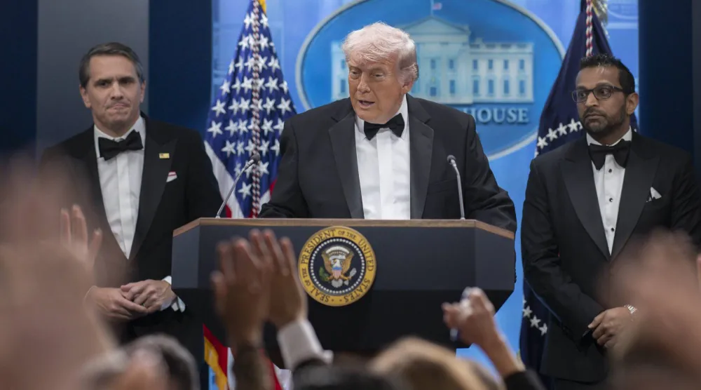 الرئيس الأميركي دونالد ترمب خلال مؤتمر صحافي في غرفة برادي للإحاطات الإعلامية بالبيت الأبيض عقب إلغاء حفل عشاء رابطة مراسلي البيت الأبيض السنوي (د.ب.أ)