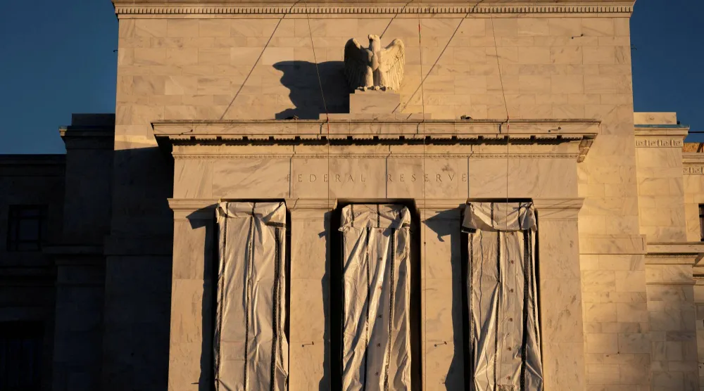 أعمال البناء في مبنى «الاحتياطي الفيدرالي» (رويترز)