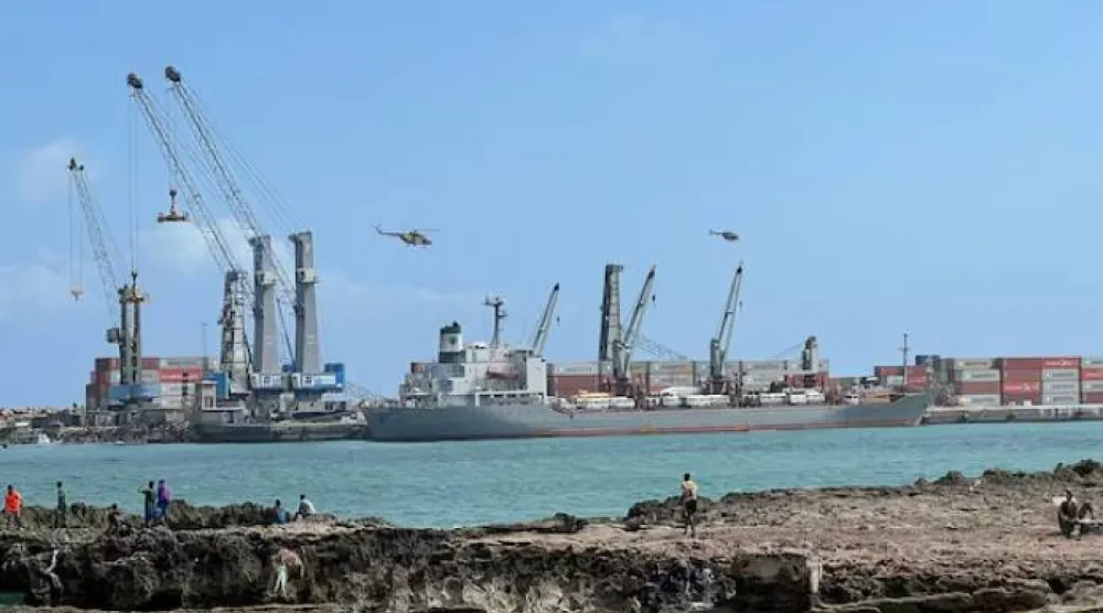 سفن شحن في ميناء مقديشو البحري (أرشيف - رويترز)