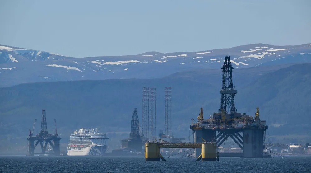 منصات نفطية تخضع للصيانة في خليج كرومارتي على الساحل الشمالي الشرقي لاسكوتلندا (أ.ف.ب)