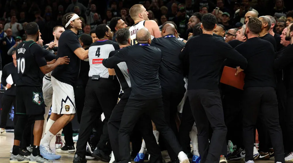 تغريم يوكيتش وراندل بسبب عراكهما (أ.ف.ب)