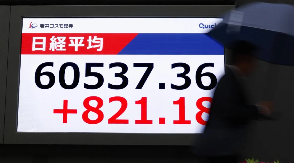 شاشة تعرض حركة الأسهم في بورصة اليابان في أحد شوارع العاصمة طوكيو (أ.ب)
