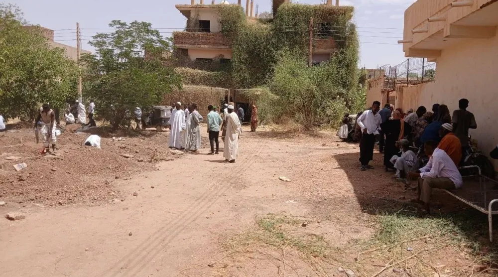 أهالي يتابعون عملية استخراج جثث ذويهم من قبور عشوائية لإعادة دفنها في مقابر رسمية (الشرق الأوسط)