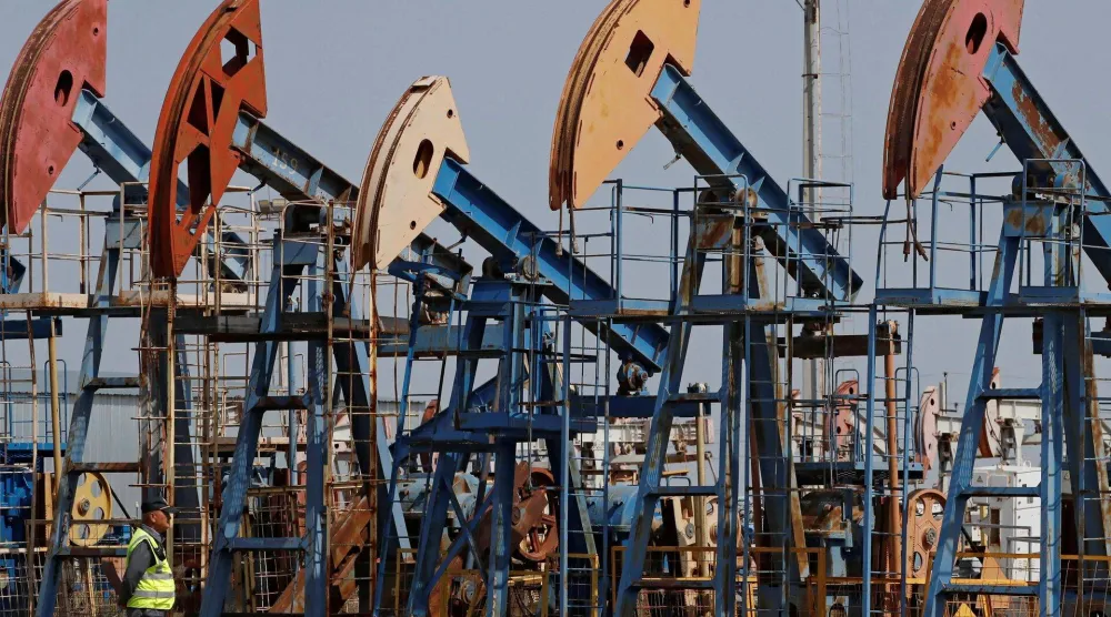 تفترض التوقعات عودة صادرات النفط الخليجية عبر مضيق هرمز إلى مستوياتها الطبيعية بحلول نهاية يونيو (رويترز)