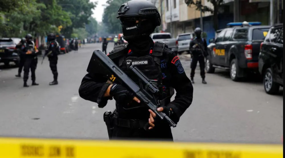 عناصر من الشرطة الإندونيسية (أرشيفية - رويترز)