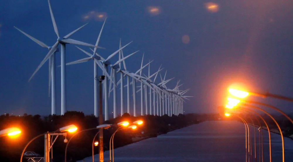 توربينات رياح بالقرب من مارسيليا بفرنسا (رويترز)