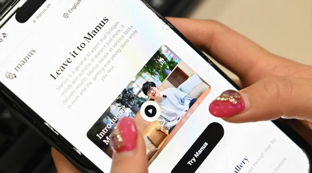 المساعد الذكي «مانوس» على شاشة أحد الهواتف الذكية (أ.ف.ب)