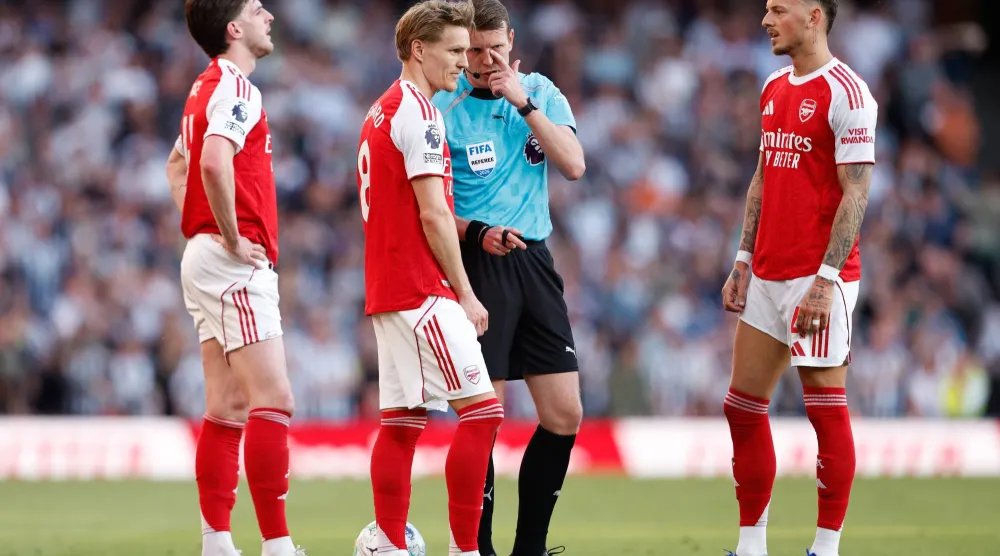 يواصل آرسنال مسيرته نحو لقب الدوري الإنجليزي وسط أجواء من القلق والتوتر (إ.ب.أ)