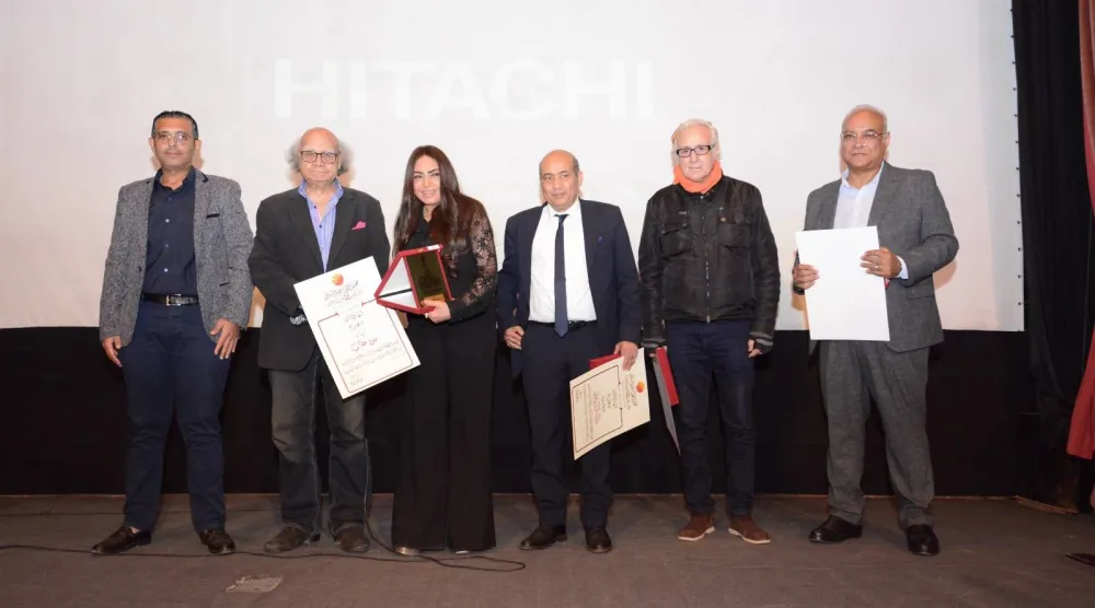 المكرمون في لقطة مع رئيس المهرجان (إدارة المهرجان)