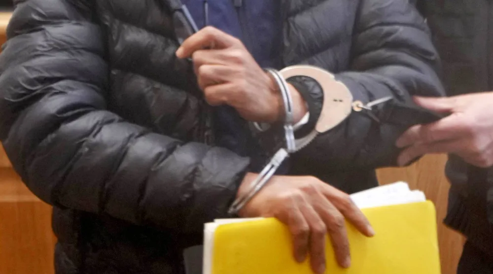 المتهم البالغ من العمر 48 عاماً يدخل «محكمة كوبلنز الإقليمية العليا» لمواجهة اتهامات بالقتل وارتكاب «جرائم ضد الإنسانية» (د.ب.أ) 