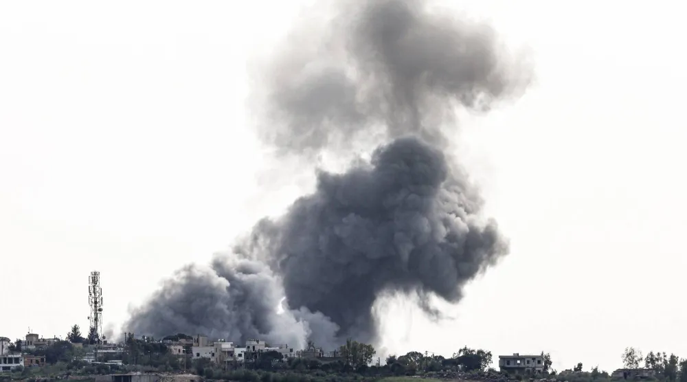 تصاعد الدخان جراء غارات إسرائيلية على جنوب لبنان (أ.ف.ب)