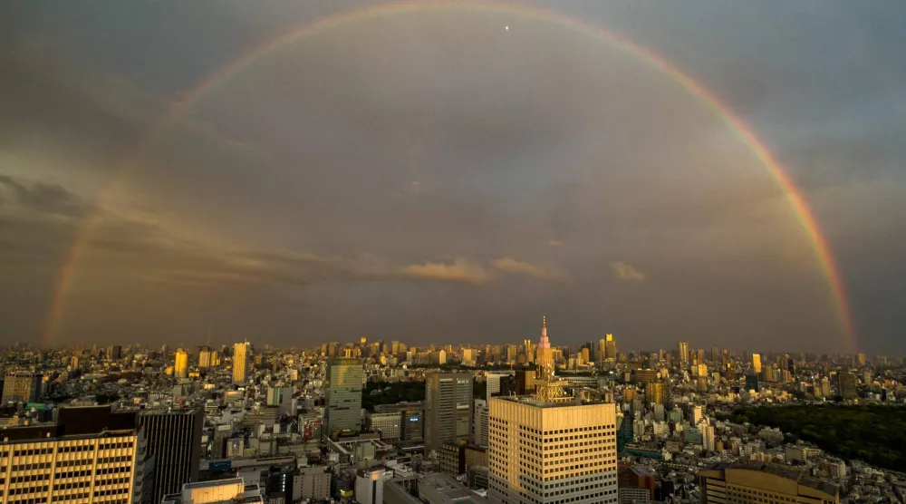 قوس قزح يظهر في الأفق فوق العاصمة اليابانية طوكيو (أ.ف.ب)