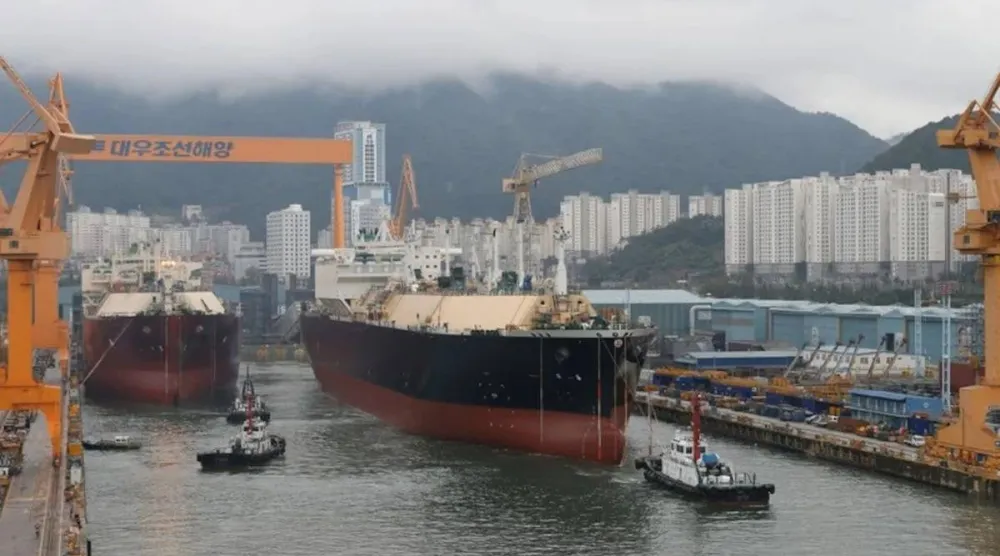ناقلة غاز مسال تحت الإنشاء في كوريا الجنوبية (رويترز)