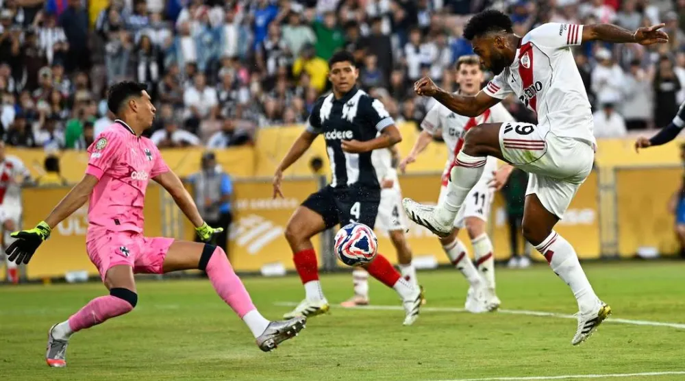 الأرجنتيني إستيبان أندرادا حارس مرمى ريال سرقسطة (رويترز)