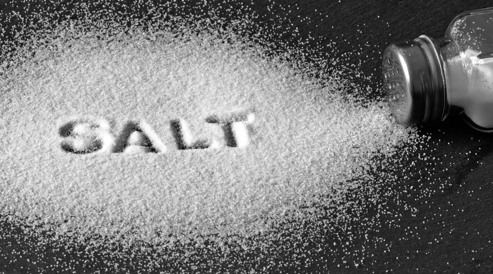 يمكن الحفاظ على صحة الكلى باتباع عادات يومية بسيطة مثل تقليل الملح في الطعام (بيكسباي)