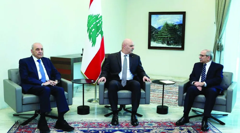 الرئيس اللبناني جوزيف عون يتوسط رئيس البرلمان نبيه برّي ورئيس الحكومة نواف سلام (أرشيفية - رويترز)