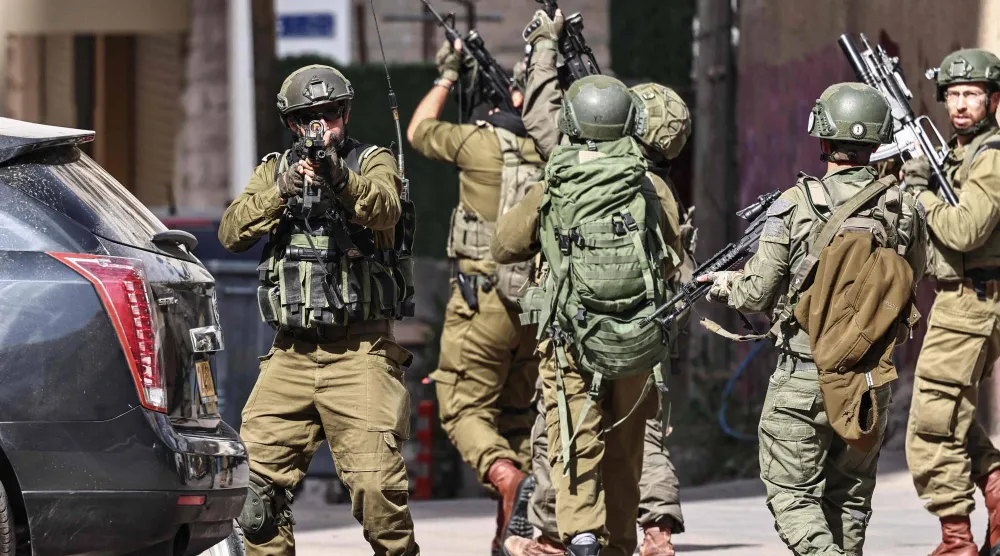 الجيش الإسرائيلي خلال مداهمة عسكرية في حي كفر عقب جنوب مدينة رام الله يوم الاثنين (أ.ف.ب)