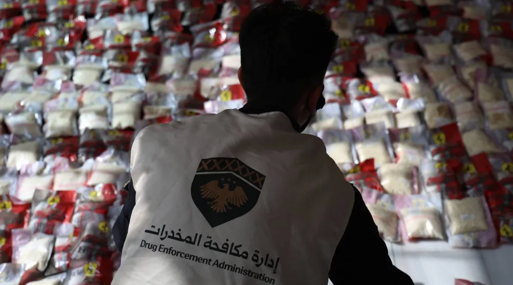 عنصر من مكافحة المخدرات في أثناء العملية بدير الزور (الداخلية السورية)