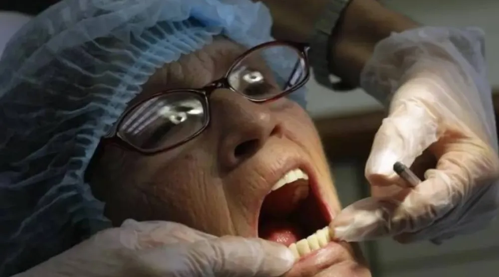 هناك ارتباط قوي بين بكتيريا الفم وسرطان المعدة (رويترز)