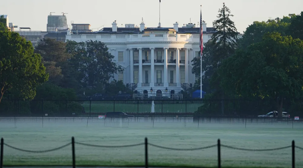 البيت الأبيض في وقت مبكر من صباح يوم الاثنين 27 أبريل 2026 بالعاصمة الأميركية واشنطن (أ.ب)