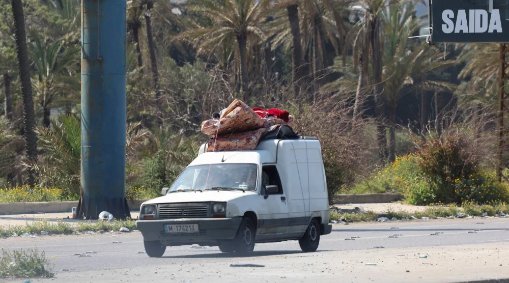 سيارة محملة بالأمتعة في مدينة صيدا حيث يعود النازحون هرباً من تجدد التصعيد بجنوب لبنان (رويترز)