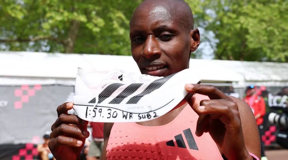 الحذاء يقل وزنه عن 100 غرام... في تطور تقني لافت في عالم سباقات المسافات الطويلة (رويترز)