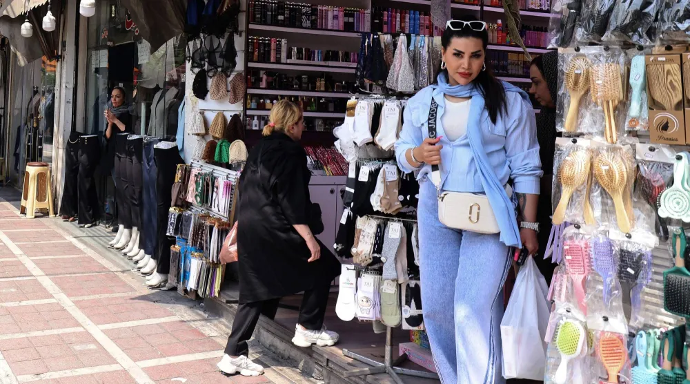 امرأة تغادر متجراً بعد التسوق في طهران يوم 20 أبريل 2026 (أ.ف.ب)