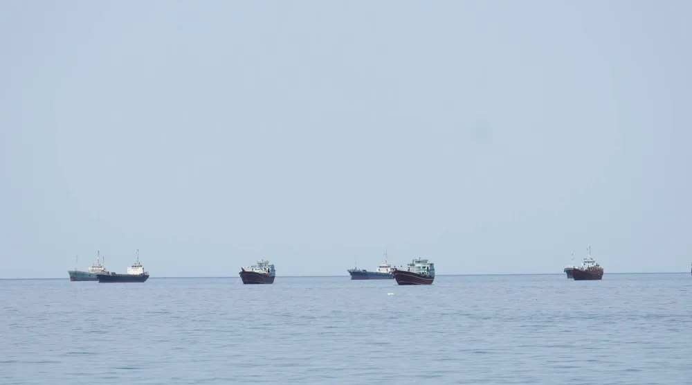 سفن وقوارب في مضيق هرمز... 24 أبريل 2026 (رويترز)