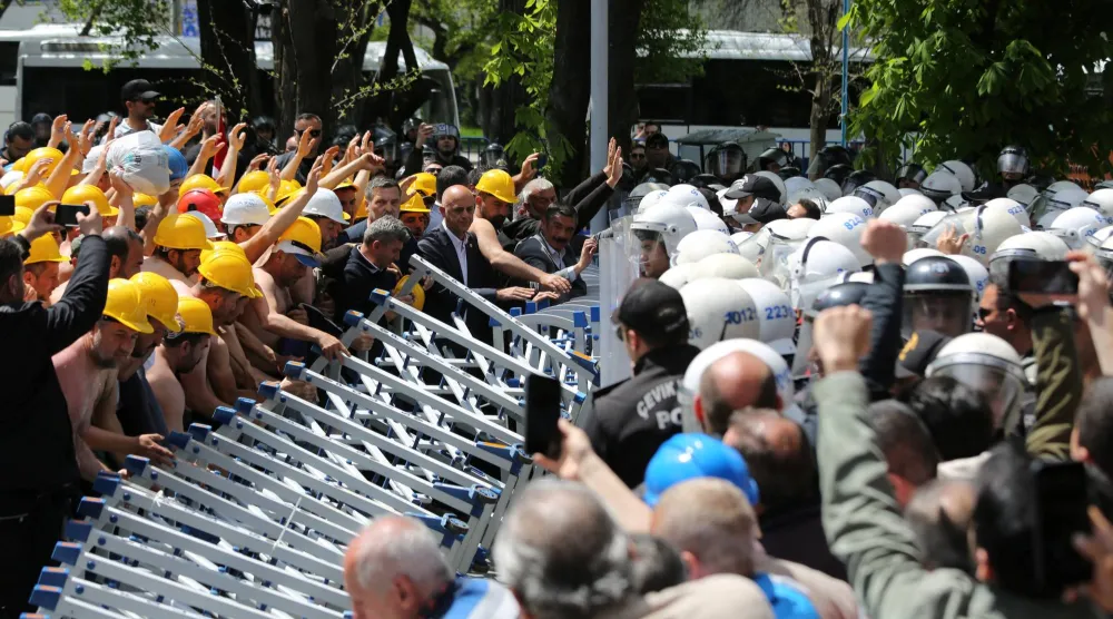 عمال مناجم مضربون عن الطعام في تركيا في أثناء محاولة تجاوز حاجز للشرطة للوصول إلى مبنى وزارة الطاقة للمطالبة بحقوقهم (رويترز)