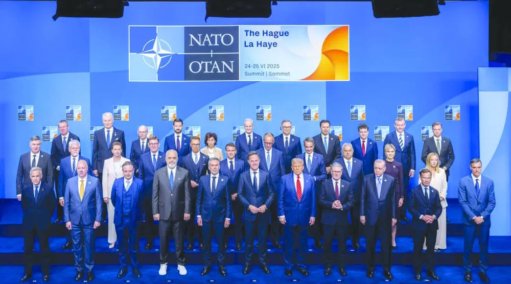 صورة تذكارية لقادة حلف «الناتو» خلال قمته في لاهاي العام الماضي (أ.ب)