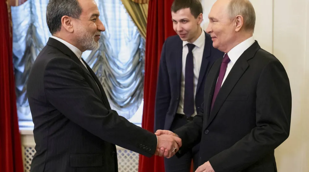 وزير الخارجية الإيراني عباس عراقجي يستقبله الرئيس الروسي فلاديمير بوتين قبل اجتماعهما (أ.ب)