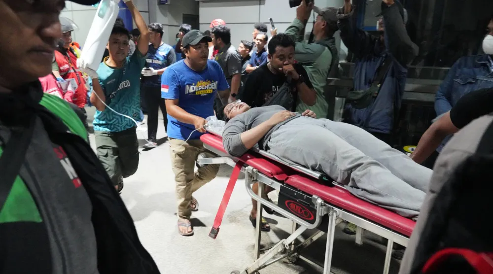 خلال عملية الإنقاذ بعد حادث تصادم قطارين في بيكاسي - إندونيسيا 27 أبريل 2026 (أ.ب)