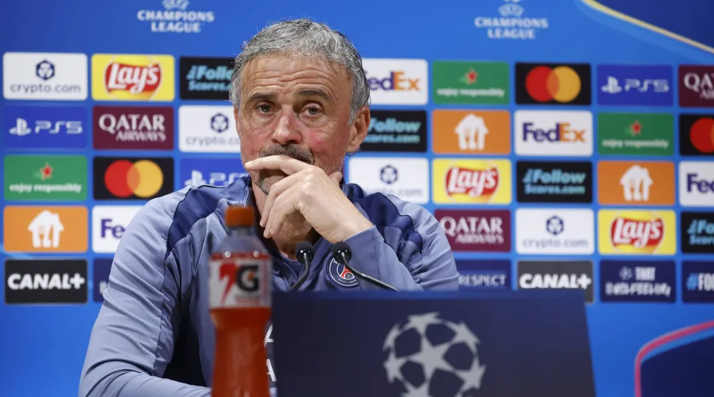 لويس إنريكي مدرب باريس سان جيرمان (إ.ب.أ)