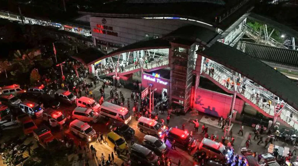 سيارات إسعاف تجمعت بعد اصطدام قطار بآخر في محطة قطار بيكاسي تيمور في بيكاسي... إندونيسيا 27 أبريل 2026 (أ.ف.ب)