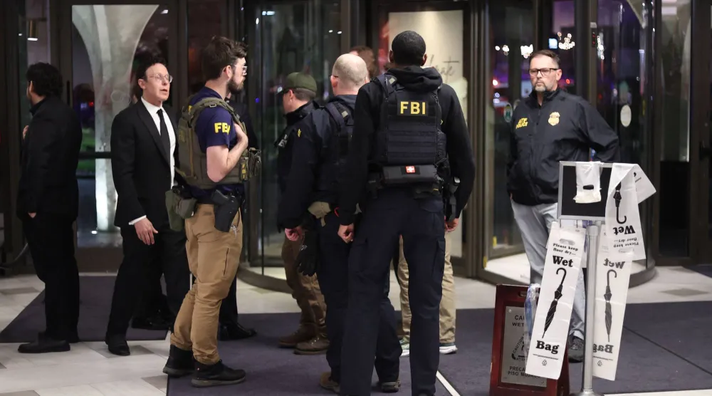 عناصر مكتب التحقيقات الفيدرالي أمام ردهة فندق «واشنطن هيلتون» بعد حادثة إطلاق النار مساء السبت (أ.ف.ب)