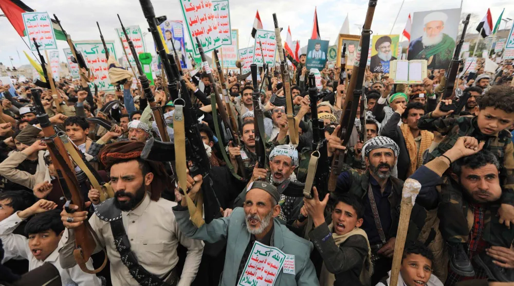 حشد للجماعة الحوثية في صنعاء للتضامن مع إيران و«حزب الله» اللبناني (أ.ف.ب)