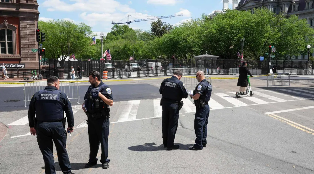 ضباط شرطة في طريق مغلق بالقرب من البيت الأبيض قبل وصول ملك بريطانيا تشارلز الثالث والملكة كاميلا إلى العاصمة الأميركية واشنطن 27 أبريل 2026 (أ.ف.ب)