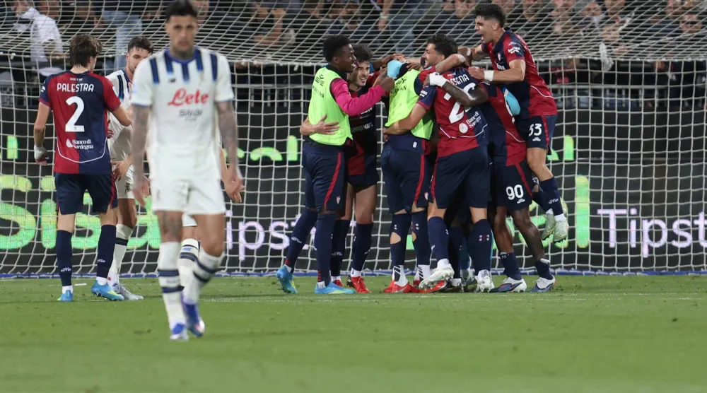 فرحة لاعبي كالياري بالفوز على أتالانتا (إ.ب.أ)