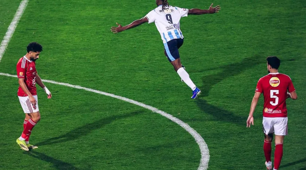 الكونغولي فيستون ماييلي يحتفل بهدفه في مرمى الأهلي (نادي بيراميدز)