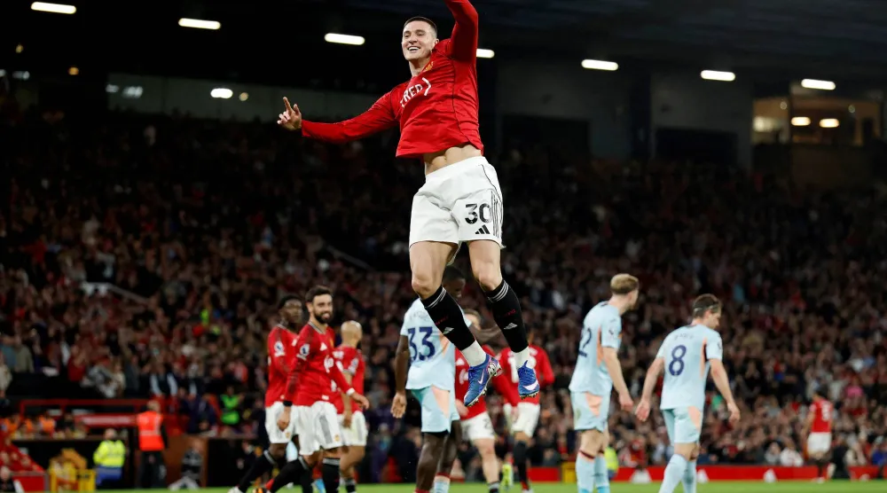 بنيامين سيسكو يحتفل بالهدف الثاني لمان يونايتد (رويترز)